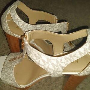 Michael Kors Women's Berkley T-Strap Platform Sandals(PV21K) Size: 8 1/2
